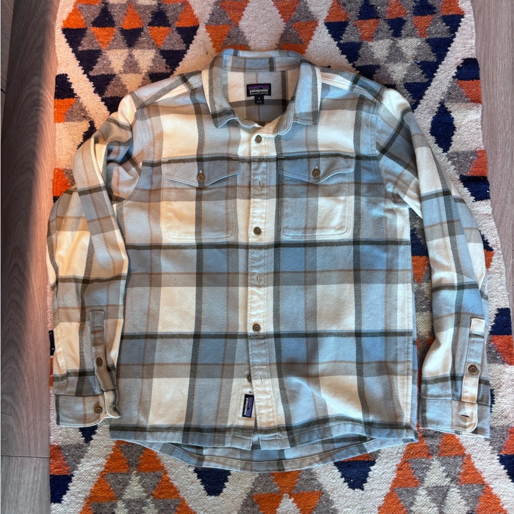 Patagonia Men's Light Blue and Cream Plaid Shirt Jacket